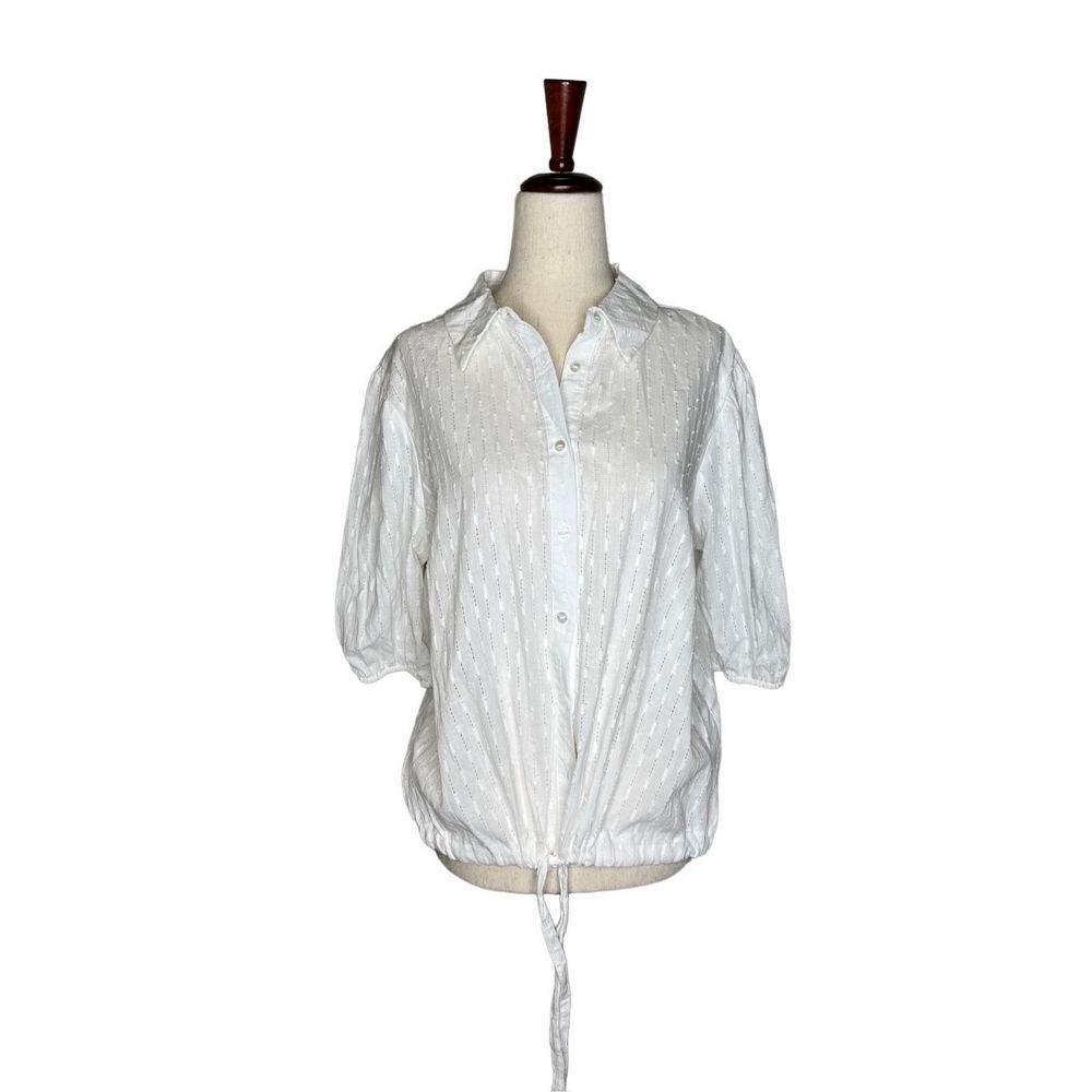 Lee short sleeve embroidered eyelet white tie hem button down top size medium